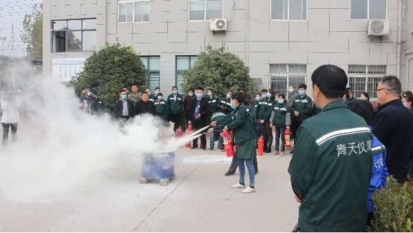 色多多绿巨人仪表加强安全意识，全体员工进行消防演练